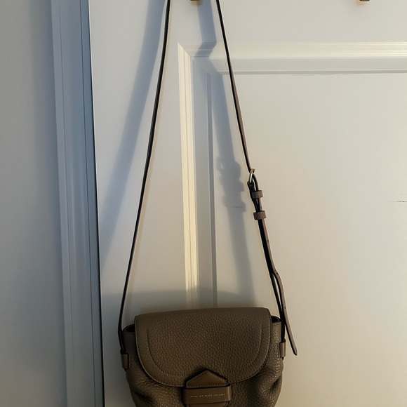 MARC by MARC JACOBS taupe leather crossbody purse - Picture 6 of 7
